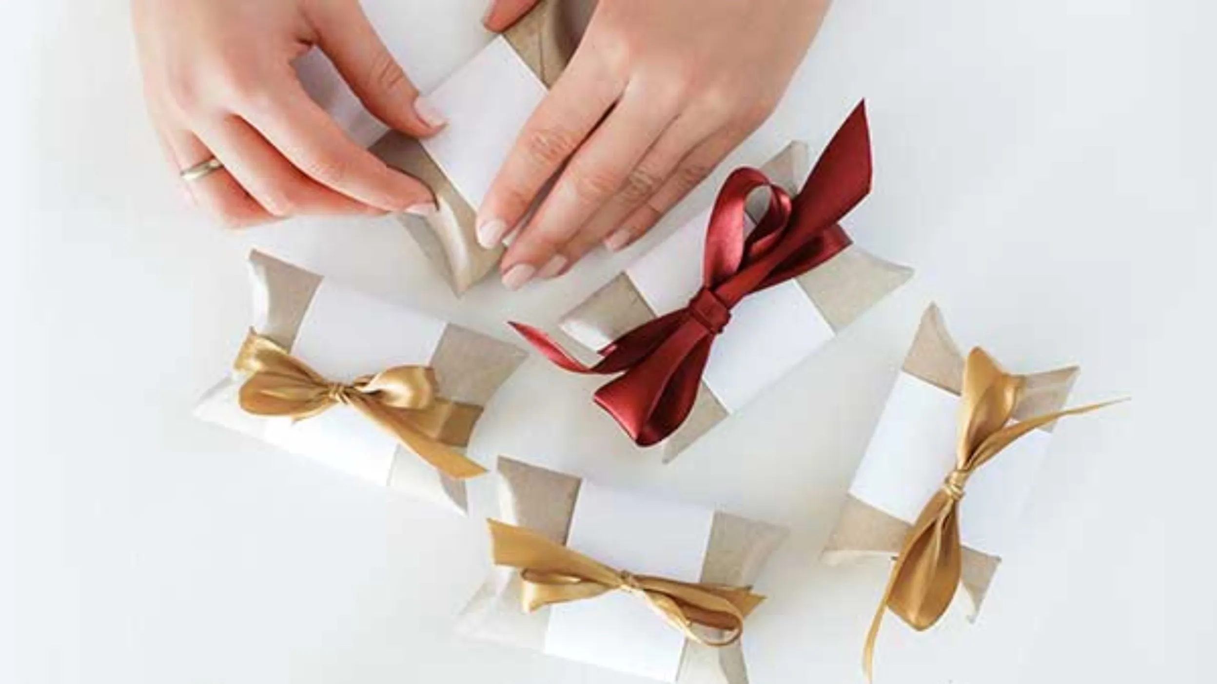Make toilet rolls into gift boxes